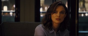 Movie still from “Jack Ryan: Shadow Recruit” (2014), directed by Kenneth Branagh – A person sitting on a couch; Close Up shot, Over the shoulder angle