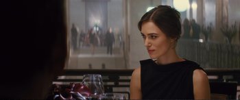 Movie still from “Jack Ryan: Shadow Recruit” (2014), directed by Kenneth Branagh – A woman sitting in front of a glass of wine; Close Up shot, Over the shoulder angle