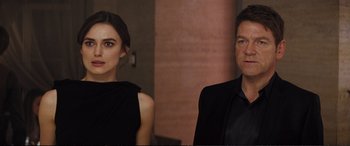 Movie still from “Jack Ryan: Shadow Recruit” (2014), directed by Kenneth Branagh – A man and a woman standing next to each other; Close Up shot, Over the shoulder angle