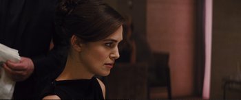 Movie still from “Jack Ryan: Shadow Recruit” (2014), directed by Kenneth Branagh – A person wearing a black shirt; Close Up shot, Over the shoulder angle