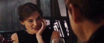 Movie still from “Jack Ryan: Shadow Recruit” (2014), directed by Kenneth Branagh – A woman sitting in front of a man in a restaurant; Close Up shot, Over the shoulder angle