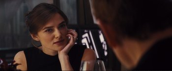 Movie still from “Jack Ryan: Shadow Recruit” (2014), directed by Kenneth Branagh – A woman is talking on a cell phone in front of a mirror; Close Up shot, Over the shoulder angle