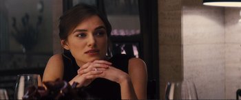 Movie still from “Jack Ryan: Shadow Recruit” (2014), directed by Kenneth Branagh – A woman sitting in front of a mirror with her hand on her chin; Close Up shot, Over the shoulder angle