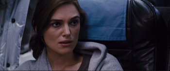 Movie still from “Jack Ryan: Shadow Recruit” (2014), directed by Kenneth Branagh – A person sitting on a train; Close Up shot, Over the shoulder angle