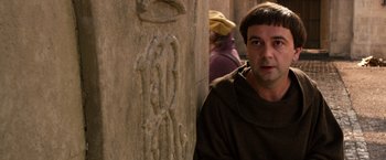 Movie still from “Jack the Giant Slayer” (2013), directed by Bryan Singer – A man standing in front of a tree trunk; Close Up shot, Over the shoulder angle