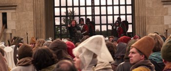 Movie still from “Jack the Giant Slayer” (2013), directed by Bryan Singer – A group of people standing in front of a crowd; Wide shot, Over the shoulder angle