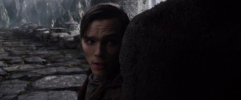 Movie still from “Jack the Giant Slayer” (2013), directed by Bryan Singer – A man standing next to a stone wall; Close Up shot, Over the shoulder angle