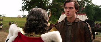 Movie still from “Jack the Giant Slayer” (2013), directed by Bryan Singer – A man with long brown hair standing next to a woman; Close Up shot, Over the shoulder angle