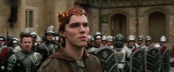 Movie still from “Jack the Giant Slayer” (2013), directed by Bryan Singer – A man wearing a crown standing in front of a group of people; Close Up shot, Low angle