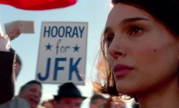 Movie still from “Jackie” (2016), directed by Pablo Larraín – A person holding a sign; Close Up shot, Low angle