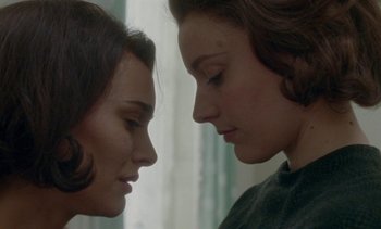 Movie still from “Jackie” (2016), directed by Pablo Larraín – Two women face to face with one of them looking at the other; Close Up shot, Over the shoulder angle