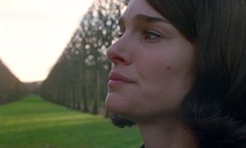 Movie still from “Jackie” (2016), directed by Pablo Larraín – A woman's face with trees in the background; Close Up shot, Over the shoulder angle