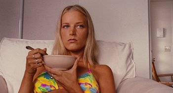 Movie still from “Jackie Brown” (1997), directed by Quentin Tarantino – A beautiful woman in a bikini holding a bowl of food; Close Up shot, Low angle