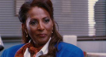 Movie still from “Jackie Brown” (1997), directed by Quentin Tarantino – A person sitting in a chair; Close Up shot, Over the shoulder angle