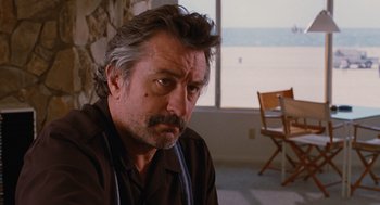 Movie still from “Jackie Brown” (1997), directed by Quentin Tarantino – A person sitting in front of a window; Close Up shot, Over the shoulder angle