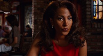 Movie still from “Jackie Brown” (1997), directed by Quentin Tarantino – A person wearing a red dress; Close Up shot, Over the shoulder angle