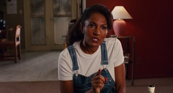 Movie still from “Jackie Brown” (1997), directed by Quentin Tarantino – A woman sitting on the floor in front of a red lamp; Close Up shot, Over the shoulder angle