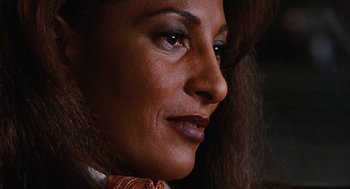 Movie still from “Jackie Brown” (1997), directed by Quentin Tarantino – A person wearing a neck tie; Close Up shot, High angle