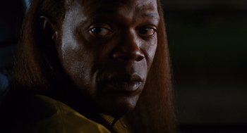 Movie still from “Jackie Brown” (1997), directed by Quentin Tarantino – A person with long hair; Close Up shot, Over the shoulder angle