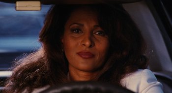 Movie still from “Jackie Brown” (1997), directed by Quentin Tarantino – A person sitting in a car; Close Up shot, Over the shoulder angle