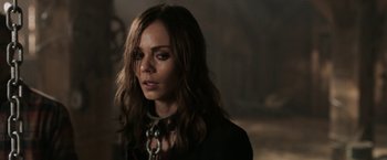 Movie still from “Jigsaw” (2017), directed by Michael Spierig – A person with long hair; Close Up shot, Over the shoulder angle