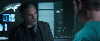 Movie still from “Jigsaw” (2017), directed by Michael Spierig – A man in a suit and tie standing in front of a sink; Close Up shot, Over the shoulder angle