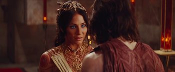 Movie still from “John Carter” (2012), directed by Andrew Stanton – A woman wearing a gold crown and a gold dress; Close Up shot, Over the shoulder angle