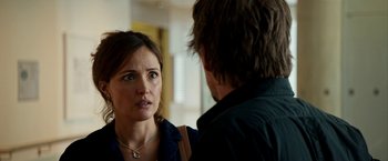 Movie still from “Juliet, Naked” (2018), directed by Jesse Peretz – A woman and a man talking to each other; Close Up shot, Over the shoulder angle