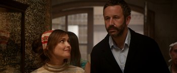 Movie still from “Juliet, Naked” (2018), directed by Jesse Peretz – A man and a woman standing next to each other in a room; Close Up shot, Over the shoulder angle