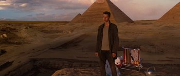 Movie still from “Jumper” (2008), directed by Doug Liman – A man standing in front of the pyramids of gizeh; Wide shot, Low angle