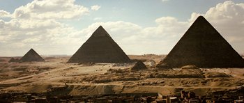 Movie still from “Jumper” (2008), directed by Doug Liman – A group of pyramids in the middle of the desert; Extreme Wide shot, Low angle