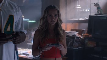 Movie still from “Jumanji: Welcome to the Jungle” (2017), directed by Jake Kasdan – A woman holding a nintendo wii game controller in her hands; Close Up shot, Over the shoulder angle