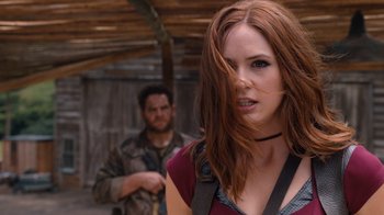 Movie still from “Jumanji: Welcome to the Jungle” (2017), directed by Jake Kasdan – A woman with red hair standing in front of a man; Close Up shot, Over the shoulder angle