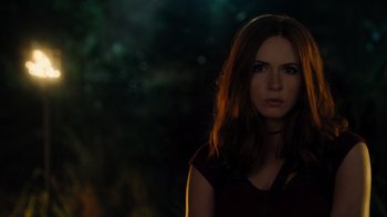 Movie still from “Jumanji: Welcome to the Jungle” (2017), directed by Jake Kasdan – A beautiful young woman standing in front of a forest; Close Up shot, Over the shoulder angle