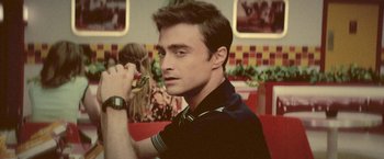 Movie still from “Jungle” (2017), directed by Greg McLean – A person holding a hot dog; Close Up shot, Over the shoulder angle