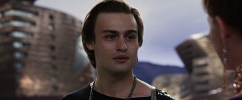 Movie still from “Jupiter Ascending” (2015), directed by Lilly Wachowski – A person wearing a chain necklace; Close Up shot, Over the shoulder angle