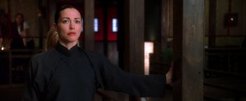 Movie still from “Kill Bill: Vol. 1” (2003), directed by Quentin Tarantino – A woman in a black robe is holding a sword; Close Up shot, Over the shoulder angle