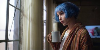 Movie still from “Kimi” (2022), directed by Steven Soderbergh – A person with blue hair holding a cup of coffee; Close Up shot, High angle