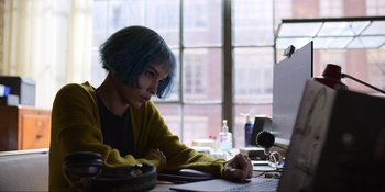 Movie still from “Kimi” (2022), directed by Steven Soderbergh – A woman with blue hair sitting in front of a computer; Medium shot, High angle