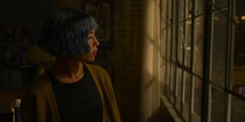 Movie still from “Kimi” (2022), directed by Steven Soderbergh – A woman with blue hair looking out a window; Close Up shot, Over the shoulder angle