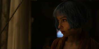 Movie still from “Kimi” (2022), directed by Steven Soderbergh – A woman with blue hair is looking to her left; Close Up shot, Over the shoulder angle
