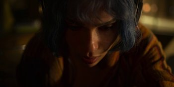 Movie still from “Kimi” (2022), directed by Steven Soderbergh – A person with blue hair; Extreme Close Up shot, Low angle
