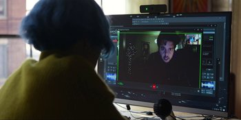 Movie still from “Kimi” (2022), directed by Steven Soderbergh – A person sitting in front of a computer screen; Extreme Close Up shot, Over the shoulder angle