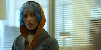 Movie still from “Kimi” (2022), directed by Steven Soderbergh – A person with blue hair and a blue jacket; Close Up shot, Low angle