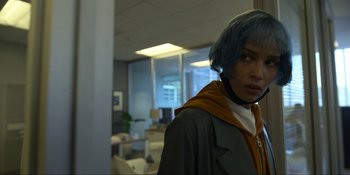 Movie still from “Kimi” (2022), directed by Steven Soderbergh – A woman with blue hair standing in a room; Close Up shot, Over the shoulder angle