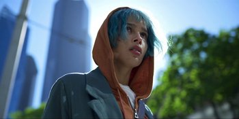 Movie still from “Kimi” (2022), directed by Steven Soderbergh – A person with blue hair and a blue jacket; Close Up shot, Low angle