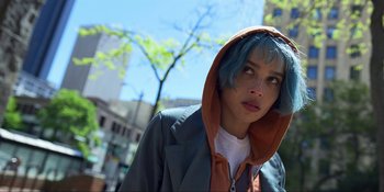 Movie still from “Kimi” (2022), directed by Steven Soderbergh – A person with blue hair and a hooded jacket; Close Up shot, Low angle