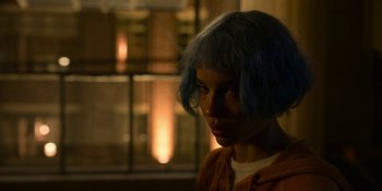 Movie still from “Kimi” (2022), directed by Steven Soderbergh – A woman with blue hair is looking at the camera; Close Up shot, Over the shoulder angle