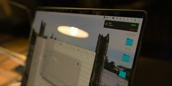 Movie still from “Kimi” (2022), directed by Steven Soderbergh – A computer screen with a picture of a beach on it; Extreme Close Up shot, Over the shoulder angle