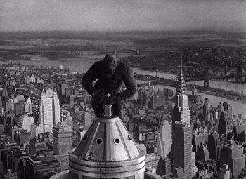 Movie still from “King Kong” (1933), directed by Merian C. Cooper – A man on top of a building; Extreme Wide shot, Overhead angle